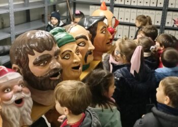 Escolares del colegio Miguel de Unamuno visitan el Ayuntamiento de Peñaranda y conocen cómo funciona una farmacia