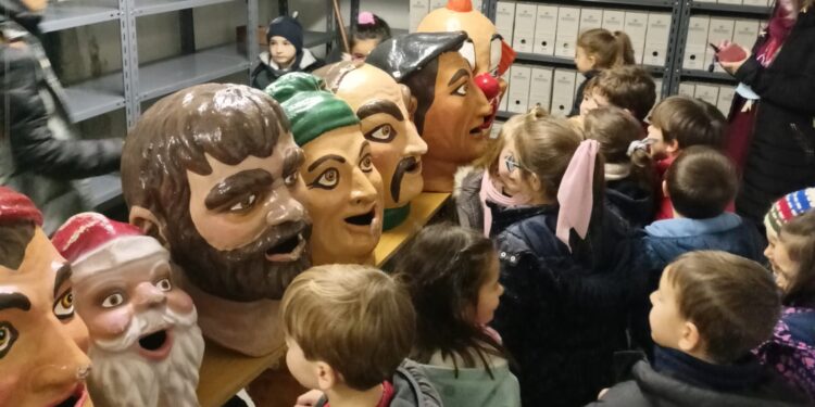 Escolares del colegio Miguel de Unamuno visitan el Ayuntamiento de Peñaranda y conocen cómo funciona una farmacia