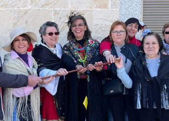 El alcalde de Poveda de las Cintas entrega el mando a las mujeres del pueblo en la fiesta anual en honor de Santa Águeda