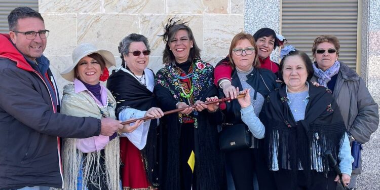 El alcalde de Poveda de las Cintas entrega el mando a las mujeres del pueblo en la fiesta anual en honor de Santa Águeda