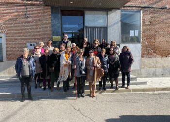 Las águedas de Aldeaseca de la Frontera reciben el bastón de mando de manos del alcalde Luis Romero