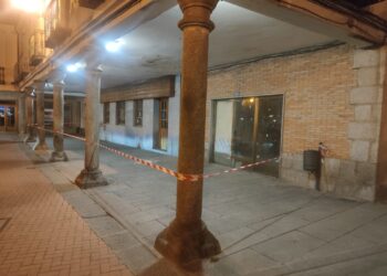 Nuevos desprendimientos obligan a acordonar los soportales bajo el Palacio de los Condes en la plaza de Peñaranda