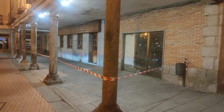 Nuevos desprendimientos obligan a acordonar los soportales bajo el Palacio de los Condes en la plaza de Peñaranda