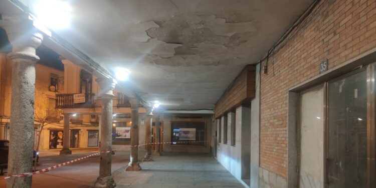 Nuevos desprendimientos obligan a acordonar los soportales bajo el Palacio de los Condes en la plaza de Peñaranda