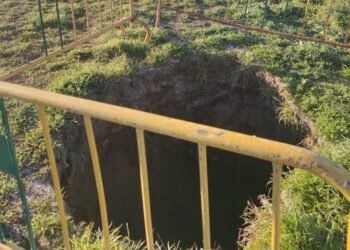 El espectacular socavón que ha aparecido en Peñaranda a escasos 50 metros del colegio público Severiano Montero