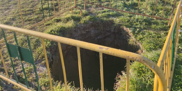 El espectacular socavón que ha aparecido en Peñaranda a escasos 50 metros del colegio público Severiano Montero