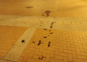 Nuevas quejas vecinales por las manchas de aceite de motor en las plazas de Peñaranda tras el mercadillo de los jueves