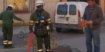 La empresa suministradora de energía eléctrica trabaja ya en Macotera para subsanar la avería en el transformador