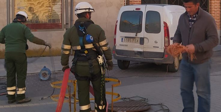 La empresa suministradora de energía eléctrica trabaja ya en Macotera para subsanar la avería en el transformador