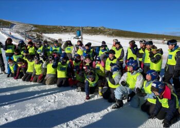 Alumnos del colegio público Severiano Montero, de Peñaranda, participan en los «Bautismos Blancos» en La Covatilla
