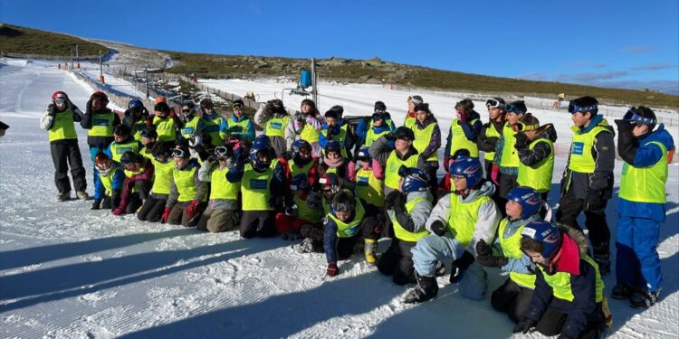 Alumnos del colegio público Severiano Montero, de Peñaranda, participan en los «Bautismos Blancos» en La Covatilla