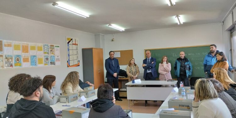 «Peñaranda activa» mejorará la cubierta y valla perimetral de las piscinas y los aseos del pabellón polideportivo municipal