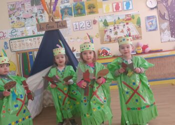 Los niños del programa Crecemos en Macotera disfrutan del Carnaval convirtiéndose en «la tribu de los pies descalzos»