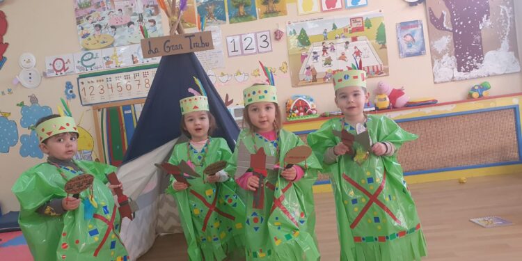 Los niños del programa Crecemos en Macotera disfrutan del Carnaval convirtiéndose en «la tribu de los pies descalzos»