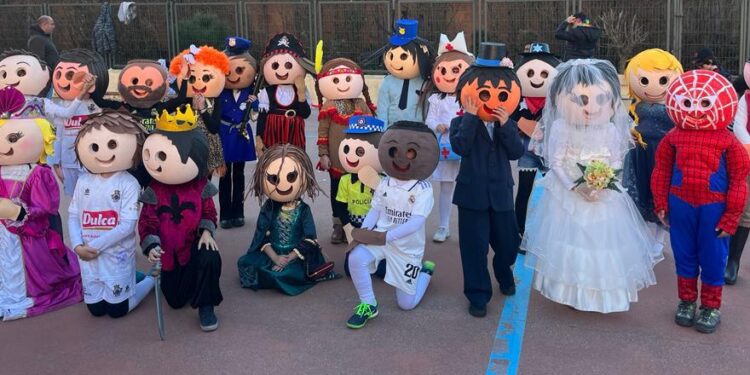 Animado Festival Misionero del colegio de La Encarnación de Peñaranda con disfraces, tómbola, talleres, desfiles y premios