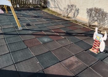 Peñaranda en Común denuncia el grave deterioro del parque infantil ubicado en la urbanización «Los Chopos»