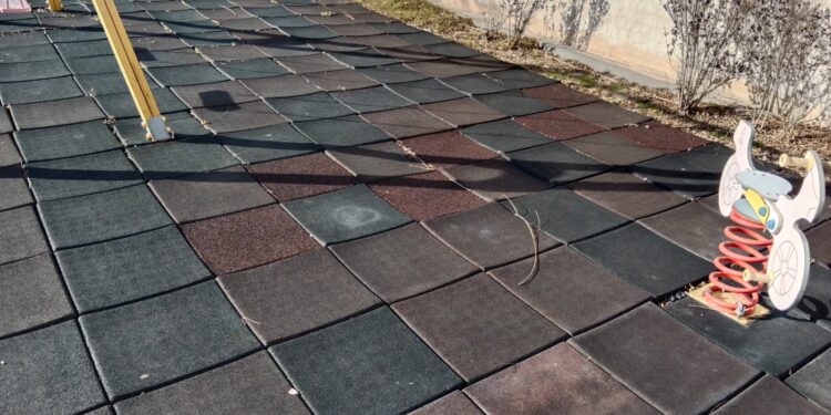 Peñaranda en Común denuncia el grave deterioro del parque infantil ubicado en la urbanización «Los Chopos»