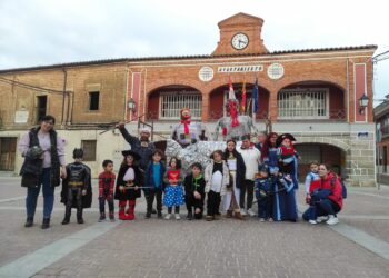 Santiago de la Puebla celebra su colorido desfile carnavalero y quema la tradicional sardina en plena plaza