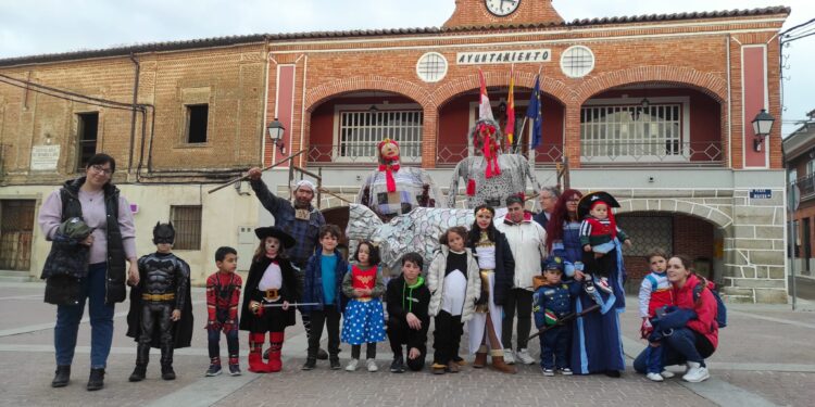 Santiago de la Puebla celebra su colorido desfile carnavalero y quema la tradicional sardina en plena plaza
