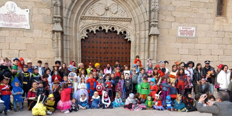 Macotera celebra su desfile carnavalero con niños y adultos al compás de la Escuela de Dulzaina y Percusión de la localidad