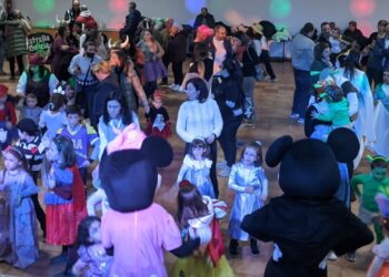 Peque Disco Party ambienta la fiesta infantil del Carnaval en el multiusos de Villoruela con una gran participación