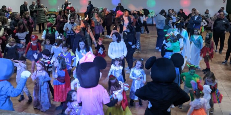 Peque Disco Party ambienta la fiesta infantil del Carnaval en el multiusos de Villoruela con una gran participación