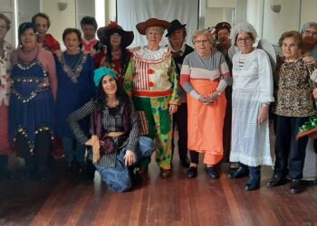 Colorida fiesta de disfraces en el centro social de Peñaranda para las participantes en el programa de animación VIVE