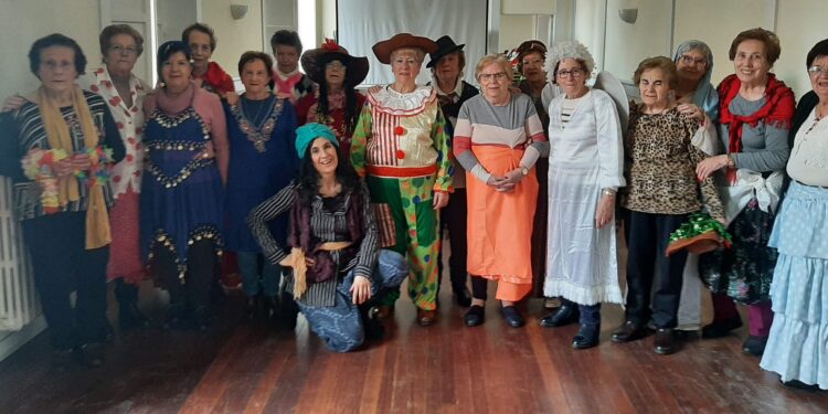 Colorida fiesta de disfraces en el centro social de Peñaranda para las participantes en el programa de animación VIVE