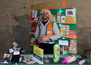 Macotera estrena en carnaval su original «Mercadoña» al que no le falta detalle en uno de los disfraces más llamativos para el público