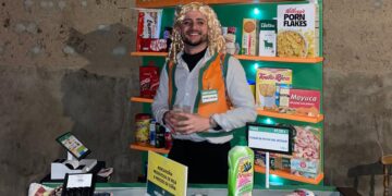 Macotera estrena en carnaval su original «Mercadoña» al que no le falta detalle en uno de los disfraces más llamativos para el público
