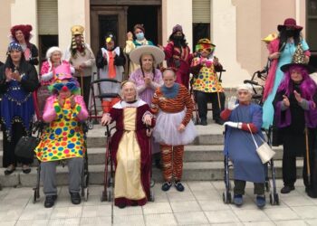 Los mayores de la residencia Sagrado Corazón de Peñaranda disfrutan de su fiesta carnavalera con música y disfraces