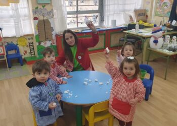 La nieve brinda una experiencia sensorial y vivencial a los niños y niñas del programa Crecemos de Macotera
