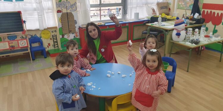 La nieve brinda una experiencia sensorial y vivencial a los niños y niñas del programa Crecemos de Macotera