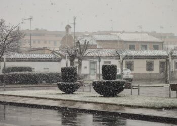 La nieve empieza a cuajar en Peñaranda y condiciona la circulación en la autovía A-50 hasta Villar de Gallimazo