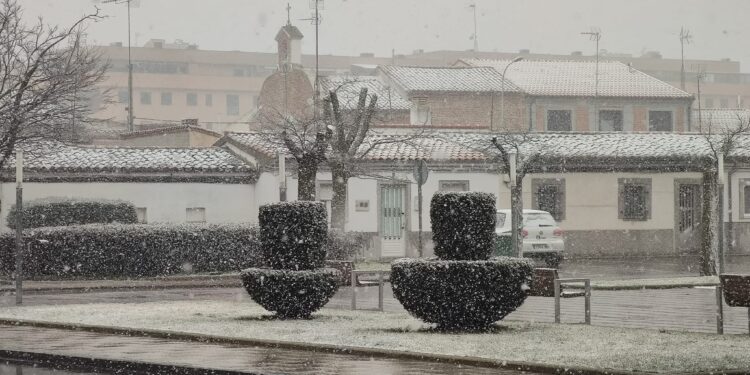 La nieve empieza a cuajar en Peñaranda y condiciona la circulación en la autovía A-50 hasta Villar de Gallimazo