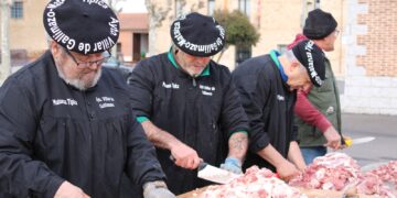 La XI edición de la matanza  reúne a vecinos y visitantes en Villar de Gallimazo en una jornada con gran participación