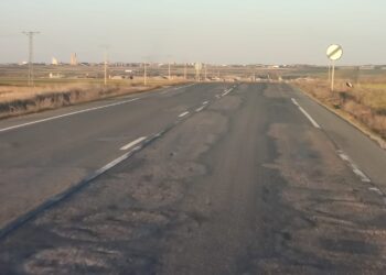 Un camino de cabras: así definen los conductores el estado de la carretera que une Peñaranda y Alaraz tras las labores de bacheo