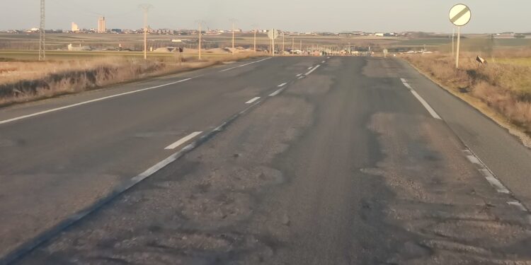 Un camino de cabras: así definen los conductores el estado de la carretera que une Peñaranda y Alaraz tras las labores de bacheo