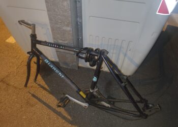 ¿Dudas a la hora de reciclar o falta de civismo?: el cuadro de una bicicleta acaba junto a un contenedor de papel en Peñaranda