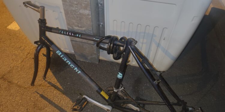 ¿Dudas a la hora de reciclar o falta de civismo?: el cuadro de una bicicleta acaba junto a un contenedor de papel en Peñaranda