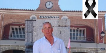 Santiago de la Puebla despide a Bernardo García Blázquez, que fue alcalde de la localidad durante 16 años