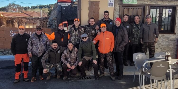 Cazadores de Peñaranda y Valdecarros comparten una montería en el coto de San José en la localidad charra de Las Veguillas