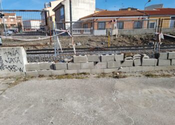 El PP de Peñaranda denuncia el estado de la valla junto al paso inferior de las vías del tren, rota desde hace más de medio año