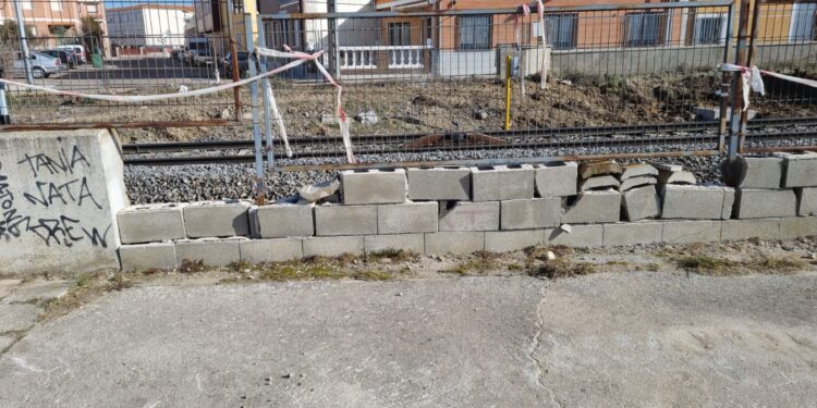 El PP de Peñaranda denuncia el estado de la valla junto al paso inferior de las vías del tren, rota desde hace más de medio año