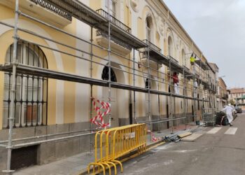 Comienzan las obras para rehabilitar las fachadas del centenario edificio del teatro Calderón y centro social en Peñaranda