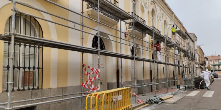 Comienzan las obras para rehabilitar las fachadas del centenario edificio del teatro Calderón y centro social en Peñaranda