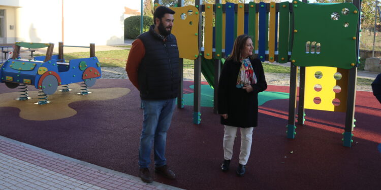 Peñaranda amplía el parque infantil de la barriada del Reguero y restaura los antiguos juegos para instalarlos en El Inestal