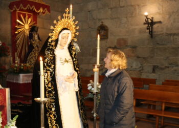 Silencio y oraciones acompañan el tradicional besamanos de Nuestra Señora de la Soledad en la parroquia de Peñaranda