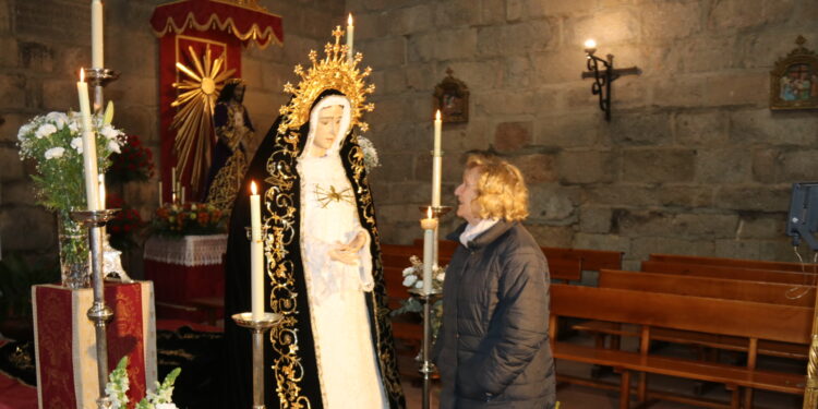 Silencio y oraciones acompañan el tradicional besamanos de Nuestra Señora de la Soledad en la parroquia de Peñaranda