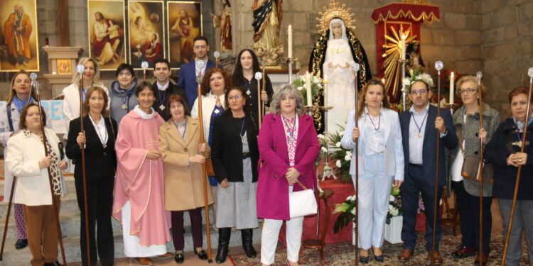 Mayordomos y cofrades cantan la Salve a la Virgen de la Soledad al finalizar la misa de la fiesta anual celebrada en Peñaranda